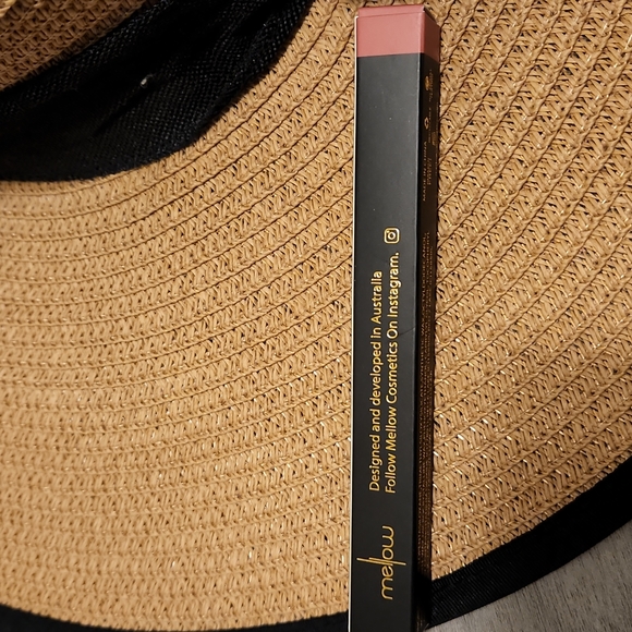 Mellow Lip Liner - Picture 3 of 5